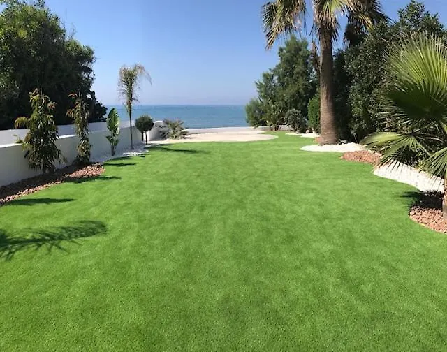 بيرفوليا Beach Front Periyiali Gardens