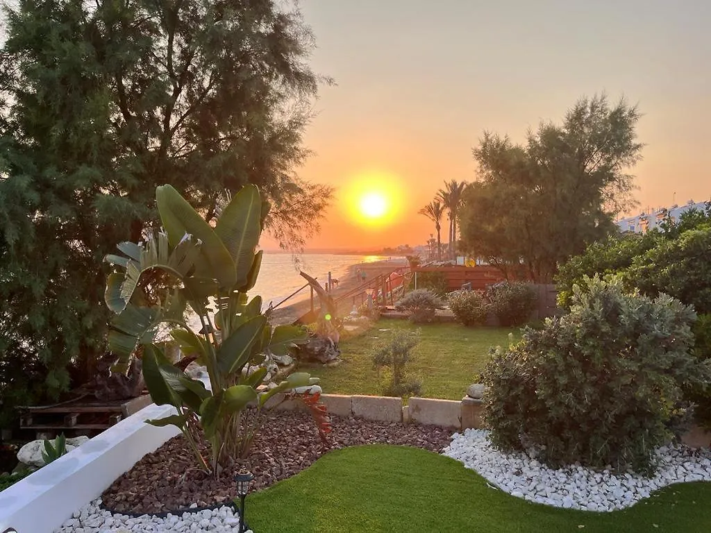 بيرفوليا Beach Front Periyiali Gardens