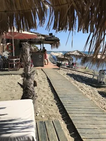 بيرفوليا Beach Front Periyiali Gardens